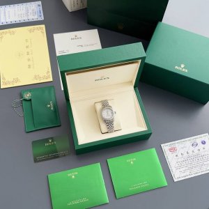 带钻表带 劳力士日志型31Mm腕表 白钻满镶，316精钢的璀璨奢华盛宴 31Mm的优雅尺寸，邂逅316精钢与满镶白钻的极致碰撞，成就腕间的奢华艺术品。 从深邃神