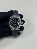 升级版 劳.力士Rolex Sky-Dweller 天行者！精彩细节： 表壳 尺寸42毫米，沉稳可靠、雍容大度！ 表圈采用劳力士Ring Command三角坑纹