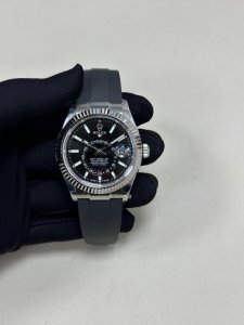 升级版 劳.力士Rolex Sky-Dweller 天行者！精彩细节： 表壳 尺寸42毫米，沉稳可靠、雍容大度！ 表圈采用劳力士Ring Command三角坑纹