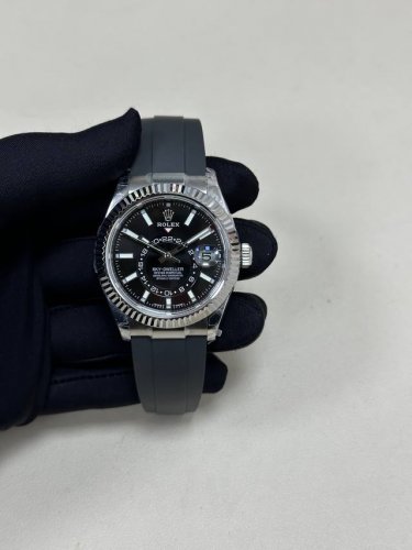 升级版 劳.力士Rolex Sky-Dweller 天行者！精彩细节： 表壳 尺寸42毫米，沉稳可靠、雍容大度！ 表圈采用劳力士Ring Command三角坑纹