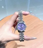 紫色更有韵味～果然没错 第一个西太后紫色小表盘！ 好喜欢爱不释手～ 表盘Blingbling闪～ 日常通勤搭配毛衣超显气质 跟我这个衣服搭配，好有富贵感～ 尊嘟