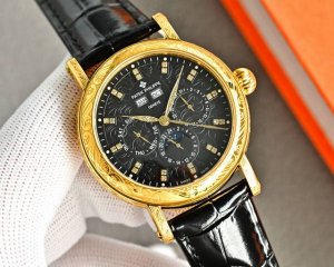 重金打造经典时计 百达翡丽5270p-434超级复杂功能时计直径42毫米一体冲压成型的双层式精钢雕花表壳，致敬了经典的设计语言奶油色的表盘营造复古氛围，表盘边缘