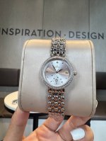 白钻 金钻 欧米茄 Omega 精品女神水滴系列腕表。精致唯美的设计，让您的美丽无处不在，也将华丽与经典融合，创造出惊艳巨作，表盘清新淡雅，色彩的格调将华丽装点