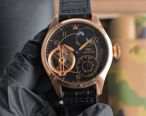 万国小王子飞行员系列腕表、恒定动力陀飞轮！！！动力储存长达60小时。表壳：根据原装一比一描绘设计、不管是从表壳正面与反面壳型的侧面与弧形拉丝工艺打磨均完美同步原