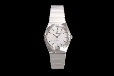 最新欧美茄石英腕表星座系列28Mm搭载原厂4061机芯！表盘采用贝母材质与台湾石托 表壳与托爪吻合度 圈口罗马刻度做法及底盖天文台效果跟原版一致。所有配件与原版