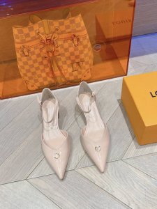 2024最新l家专柜最新尖头高跟凉鞋，完美楦型+Lv新元素扣子设计、女人味十足、高贵气质、原版倒模楦型，极致1:1形体，高端品质、进口高端面料呈现出精致质感！