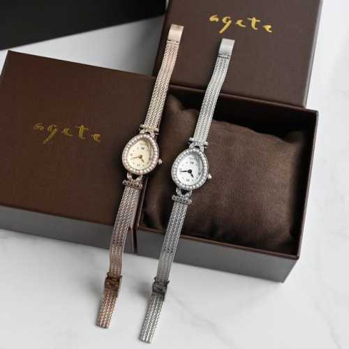 阿卡朵 Agete限定水滴珍珠款 表盘尺寸18Mm22.5Mm，搪瓷亚色纹镶钉盘的表盘，搭配不锈钢编织个性花纹网蒂的表带材质，表耳上镶有上下两颗进口钻石，细节的