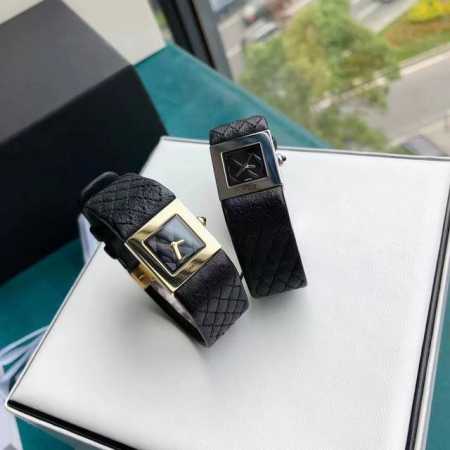 Vintagechanel 香奈儿格菱纹小方表超级小香元素的格菱纹表带，表盘内里及表带都是经典格菱纹元素 ，皮质细腻高级 整支表简约温柔高级感十足 。上手效果非 - 点击图像关闭