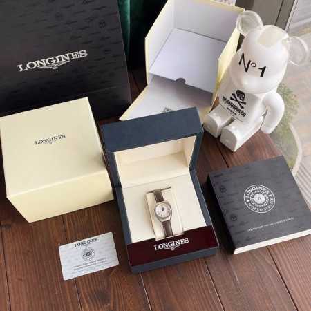 正品浪琴马术系列腕表灵感来源于以前的经典表款，以及马术世界所蕴含的现代元素。椭圆表壳，白色贝母表盘配上蓝钢指针更显优雅。公价9100。 - 点击图像关闭