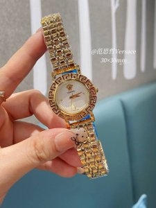 范思哲 Versace V-Motif 系列腕表 复古Logo颇具即时的视觉吸引力 搭配品牌标志性的美杜莎 图案作为主要的设计元素 点缀于表盘之上 占据表盘的刻