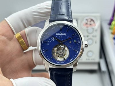 今日推荐积金-陀飞轮系列。 积家Master Ultra Thin Tourbillon陀飞轮大师系列腕表的设计灵感源自制表领域中最辉煌的时代。太子妃式指针散发