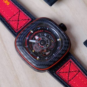 Sevenfriday最新款，如同公牛身上的深红色p系列“C 04 七个星期五全自动机械男表 ，点燃激情 令你心跳加速，表壳47Mm大小 厚15Mm ，采用全自