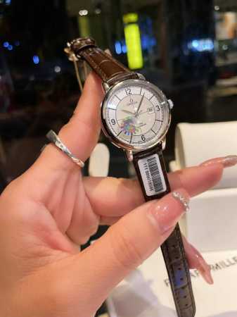 白 金 钢带+20 钻圈+20 欧米茄-Omega 女士腕表 进口石英机芯 316L精钢表壳 直径34Mm厚8Mm该款腕表备受女性喜爱，四季衣服搭配，尽显优雅在 - 点击图像关闭