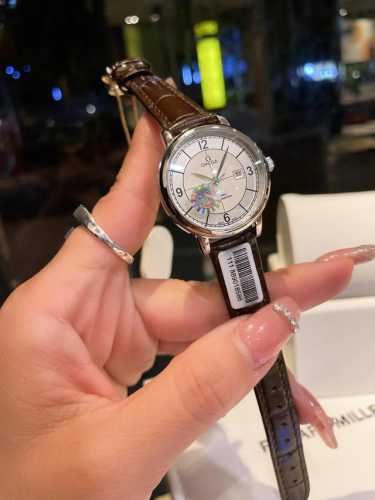 白 金 钢带+20 钻圈+20 欧米茄-Omega 女士腕表 进口石英机芯 316L精钢表壳 直径34Mm厚8Mm该款腕表备受女性喜爱，四季衣服搭配，尽显优雅在
