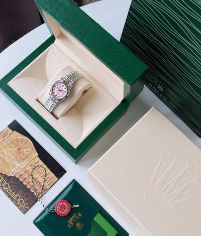 最顶版本！劳力士Rolex女款31Mm日志型腕表！ 我们的顶级版本搭载原装瑞士Sw220金机机芯，功能同步原装，日历瞬跳。表壳表带材质采用904L不锈钢18K镀