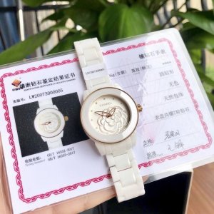 配盒 支持香港、美国直邮 J12山茶花系列 ,重磅再现终于不负众望 拿到原厂渠道j12 ,它不仅是一款追逐流行的时装表，而是融合精密设计，传统制表工艺和经典审美