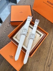 奶昔白--爱马仕 搭载瑞士Eta901 1原装石英机芯，表壳采用进口高端烤漆陶瓷配全套包装 爱马仕 珐琅系列 柜上这么多年都没打过折 而且能简单齐色也是不太可能