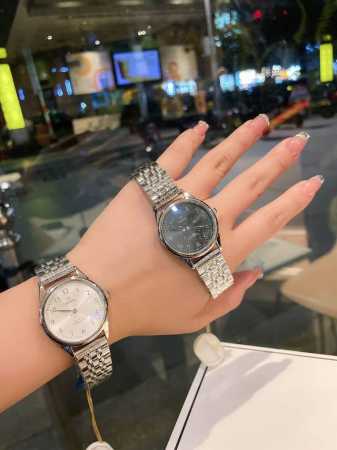 白 金 钢带+20 钻圈+20 欧米茄-Omega 女士腕表 进口石英机芯 316L精钢表壳 直径34Mm厚8Mm该款腕表备受女性喜爱，四季衣服搭配，尽显优雅在 - 点击图像关闭