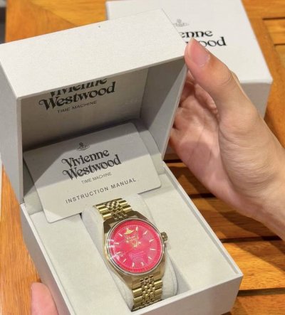 西太后介个火龙果配色尊嘟泰夏天啦 玫红色大表盘金灿灿的表带 戴手上好显白显气质质感也好好 我尊嘟越看越喜欢！ 感觉日常随便搭搭都可好看啦 #高考后的第一件礼物