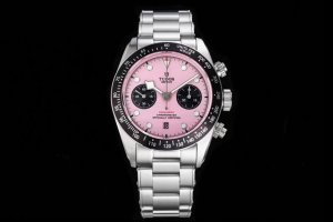 白 ，金 Tudor帝舵 碧湾计时型 Black Bay Chrono 精钢款腕表！ 细致刻画表盘完美对称，纹路清晰、提升质感与美感！采用磨砂及磨光316L精钢