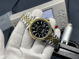 Vr Factory2025匠心之作 V3升级版 劳.力士Rolex Sky-Dweller 天行者！精彩细节： 表壳 尺寸42毫米，沉稳可靠、雍容大度！ 表圈