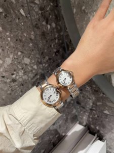 白钢 电镀+20 钻圈+40 卡地亚 尺寸：28Mm 33Mm 匠心之作卡地亚蓝气球，精致石英腕表，传统双针设计 星空运转 时间流淌 特殊工艺镶钻，个性 完美