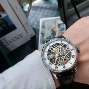 2024沙夫豪森iwc万国表 大型飞行员系列镂空腕表 44Mm的大气表壳搭配万国独有大把头 翱翔蓝天的凌云壮志和飞行员的无畏形象是属于每一个男人的英雄梦想 无惧