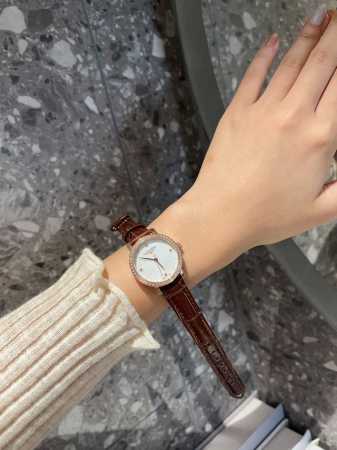 白 -金 钢带+20 陶瓷+40 浪琴-精品女表携手而来，简约精致，品质精湛，热卖全城。采用进口石英机芯，顶级316精钢表壳，进口小牛皮表带，矿物质超强镜面，尺 - 点击图像关闭