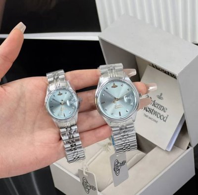 西太后碎冰蓝 这个蓝色非常透，夏天配碎冰蓝非常凉爽非常搭，充满了青春与活力#配饰分享 #时尚配饰 #配饰推荐 #百搭 #女士手表 #女表 #西太后