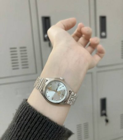 西太后碎冰蓝29Mm到手！美鼠了 怎么拍都好看[喝奶茶R]超级喜欢！我手围比较小，表带把能拆的都拆了还是大。跑了好几家店，终于找到一家能换表带的，跟原装的有点差