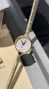 日本中古二手店淘回来的Gucci款！极其富有淑女范儿。配上及其简单的表盘，除去记录时间外别无其他功能，删繁就简，追忆简单生活。时尚就是一个轮回，现在正流行的也可