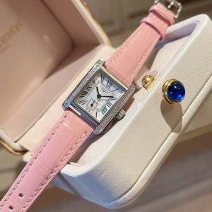 白壳 带钻20 迷你 戴卓小方格 到货啦采用进口日本机芯 情人节必备 小巧而精致的表壳 纯粹柔和的线条 这一定是你首饰手表柜中不可或缺的一枚Mini新宠