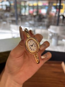 玫瑰金 黄金 两色手围16 长24.6 宽18.7 厚7.5 ，升级手环链接处市场唯一不漏缝隙。外观手环形态跟官方一比一，市场唯一一家能做到跟官方一致。 新款浴