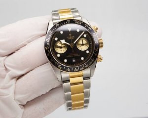 白： . 金黑: . Tudor帝舵 碧湾计时型 Black Bay Chrono 精钢款腕表！ 细致刻画表盘完美对称，纹路清晰、提升质感与美感！采用磨砂及磨光