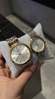 金壳+20 钢带+20 欧米茄-Omega最新精致情侣石英腕表 时尚优雅 采用进口石英机芯 矿物强化玻璃镜面 316L精钢表壳 进口小牛皮表带 简约三针设计尤为