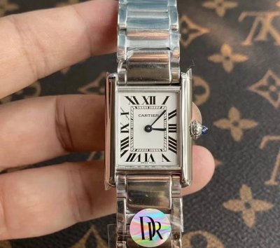 卡地亚全新推出的Tankmust腕表。It Must Be A Tank在所有经典的卡地亚坦克腕表里面，如果要拥有一只作为日常每天戴的腕表，我肯定选Tank S