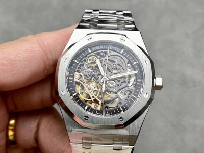 Thb V2版 Ap爱彼镂空15407 全新定制一体机芯 V2版升级表针跟后陀片，15407吸引眼球的莫过于八点位的摆轮和摆夹板，Thb 全新定制真摆轮，金灿灿