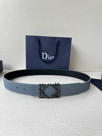 特 Dior 宽度3.5Cm 这款不锈钢金属腰带扣、是季节男装系列新品，展现 Dior 经典的藤格纹图案。可与各式35毫米腰带搭配，彰显经典风格。 - 点击图像关闭