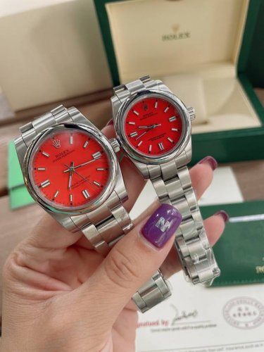 劳力士蚝动新款来啦糖果盘色，每一只都那么漂亮迷人，再也不是想象中的老气做派。表盘3点、6点和9点特别加入了“双杠”数值显示，配合缩小的规格，31Mm款式在表盘颜