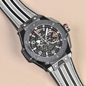 统一价： Hublot Big Bang Ferrari Titanium F4 系列 材质 表壳：钛金属，经拉丝与微珠喷砂处理，壳侧融入黑色复合树脂与碳纤维夹