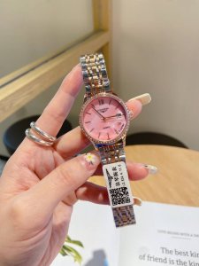 间枚钢带 浪 Iloveyou爱是永恒铭记爱的旅程 时间作证 采用进口石英机芯， 矿物质镜面尺寸:29Mm 多色皮带颜色可选 送礼首选