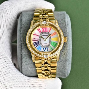 罗杰杜彼 升级版到货Velvett名伶系列 女士腕表 Velvet系列表盘线条鲜明有型,透过两个不同层次展现立体浮雕效果。数字和镶块位于表盘中心,表耳经悉心装饰