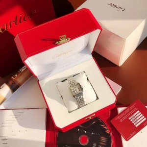 卡地亚猎豹系列腕表，完美的线条与魅惑动人的设计相结合，尽显女性腕上方寸间的优雅自信！ 表壳 腕表尺寸27 X 37毫米。有钢，间黄金，间玫瑰金，任君选择。全力以