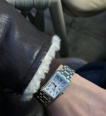 浪琴黛绰维纳小方表真的太绝了[赞R]矩形表壳，线条简洁流畅，完美诠释几何美学与女性柔美的融合[哇R]表盘内放射线条设计让表盘更富有层次美感，搭配罗马数字时标，复