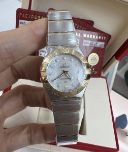 最新到店欧米茄星座24盘黄金内钻石英女表，珍珠贝母盘面，钻石刻度，剑形夜光指针，经典四爪托设计罗马数字圈口！欧米茄自产1376机芯，专柜公价47190米， 年9