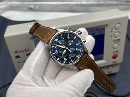 Zf Factory 经典臻品 升级V2版 驰骋高空 分秒必“真” Zf万.国Iwc3777飞行员计时系列，机芯同步原装，表针尾部微微弯曲，双面防眩晕蓝色镀膜。 - 点击图像关闭