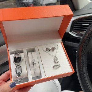 配盒五件套新款g U E S S精致奢华的表盘设计 潮流女士腕表，追求简约美，时尚超百搭，同样不失个性品味和逐步潮流趋势，摩登优雅，搭载进口超薄石英机芯。美无需