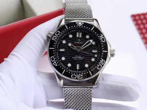 欧米茄-Omega 海马系列300米潜水腕表 表壳采用316L精钢表壳，搭载同级唯一陶瓷原装单向旋转计时圈口。表壳侧面泄压阀跟原装一致。表径42Mm 圈口采用进