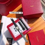 一手现货，多送1套表带 年卡地亚全新推出的Tankmust腕表。It Must Be A Tank在所有经典的卡地亚坦克腕表里面，如果要拥有一只作为日常每天戴的