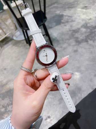 最新款gucci古驰g-Timeless系列，毫米石英女表，传统的中国红喜庆款、以全息图效果打造三维立体感，让人一见倾心、目光难移。表面特别饰有gucci标志造 - 点击图像关闭